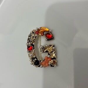 Fashion jewelry metal brooch letter G